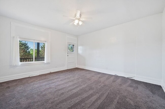 Building Photo - Newly Renovated 2 Bedroom Home With Bonus ...