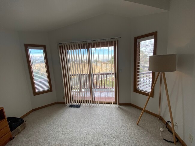 Building Photo - 3580 Skyline View Dr