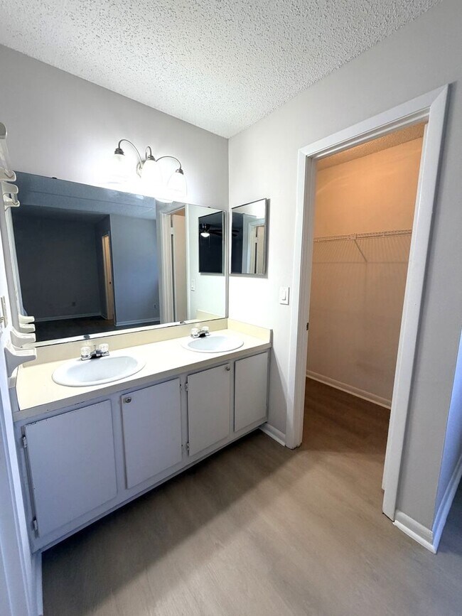 Building Photo - 5646 Pinebay Cir N