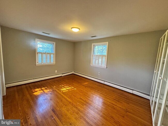 Building Photo - 765 Farnum Rd