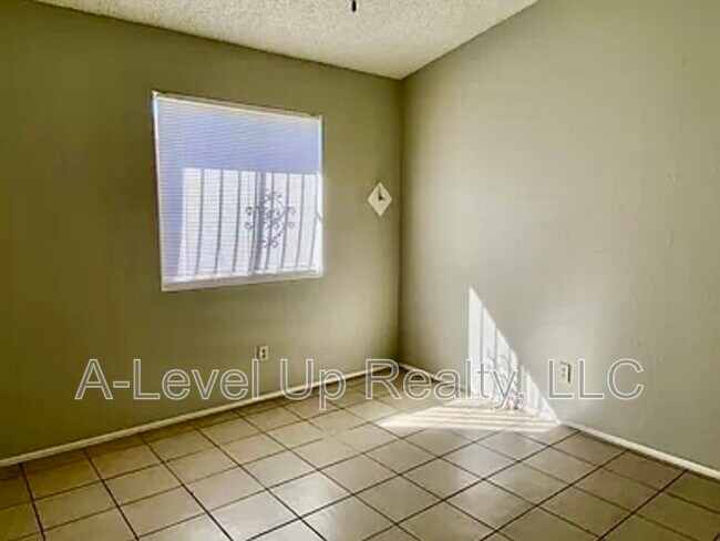 Building Photo - 401 E Thoroughbred St