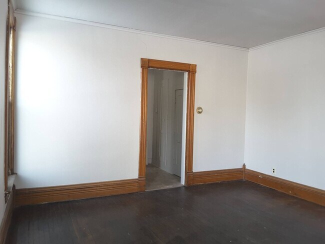 Building Photo - 410 E Madison St