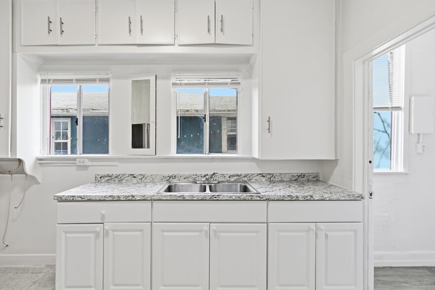 Building Photo - 1526 E 52nd St