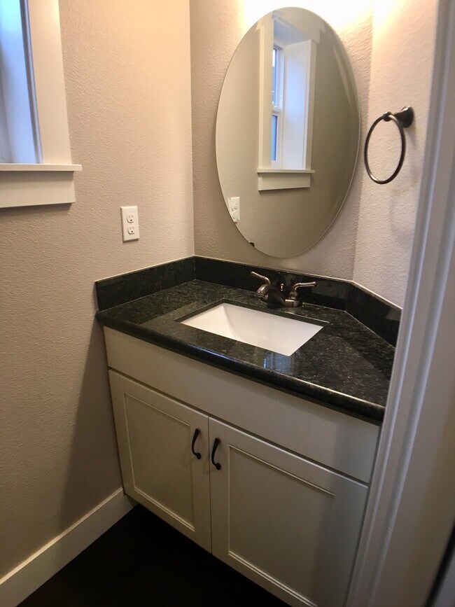 Building Photo - Spacious 3br/3.5ba House with Garage & AC in South Tabor Neighborhood
