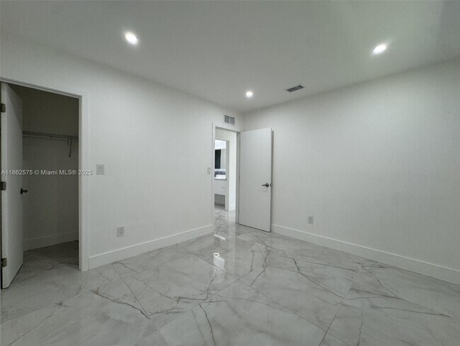 Building Photo - 1431-1433 N 14th Way
