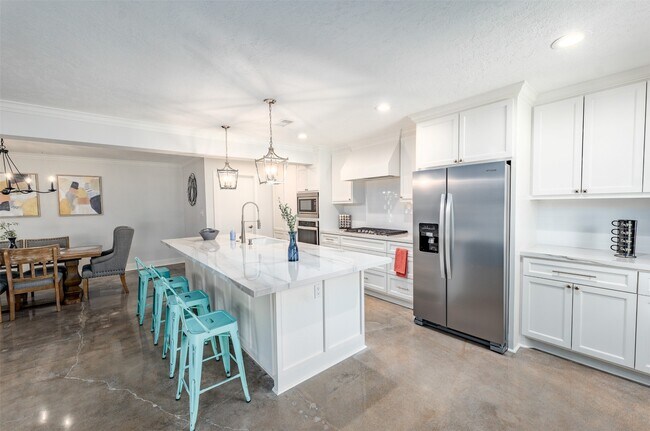 Building Photo - 9330 Meadowbriar Ln