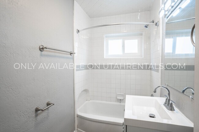 Building Photo - 80 N Merchant St