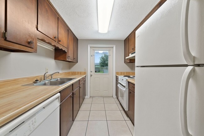 Building Photo - Now available in Lynn Haven, great location