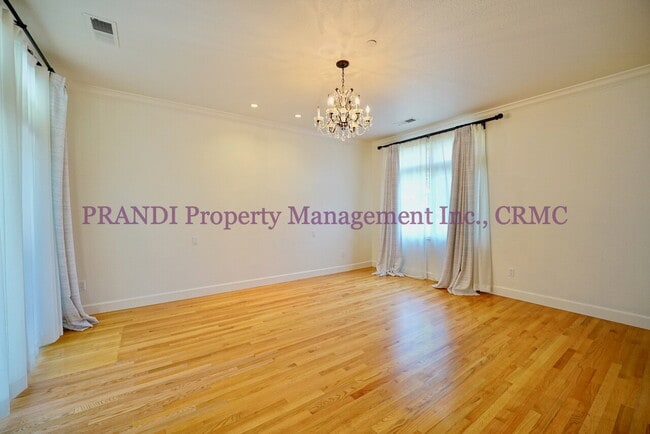 Building Photo - Country Club Home on Corner Lot, All One L...