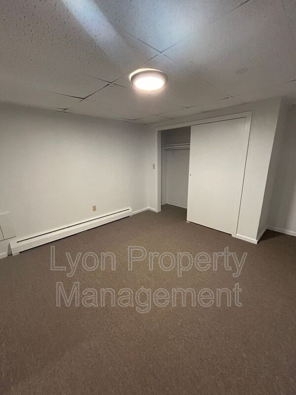 Building Photo - 1495 Ten Rod Rd