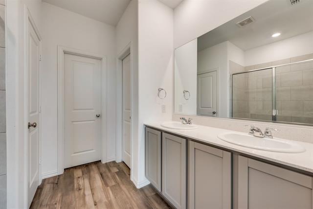 Building Photo - 1833 Lake Grove Dr