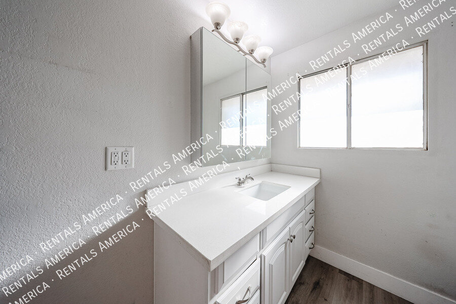 Building Photo - 2110 W Greenbriar Dr