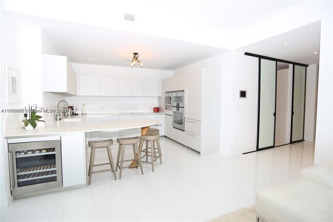 Building Photo - 16901 Collins Ave