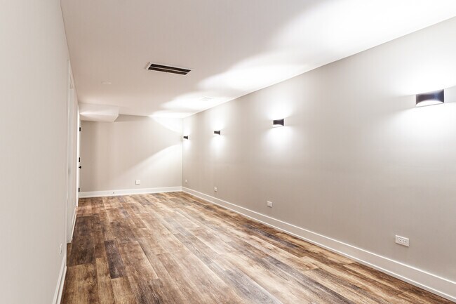Building Photo - 2509 W Diversey Ave