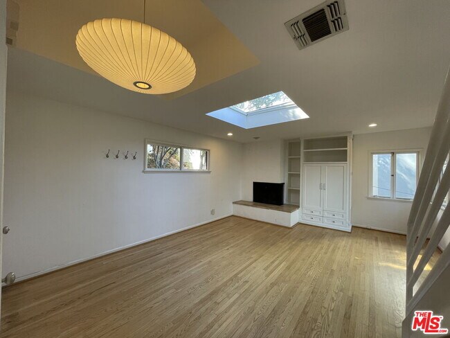 Building Photo - 6216 Temple Hill Dr