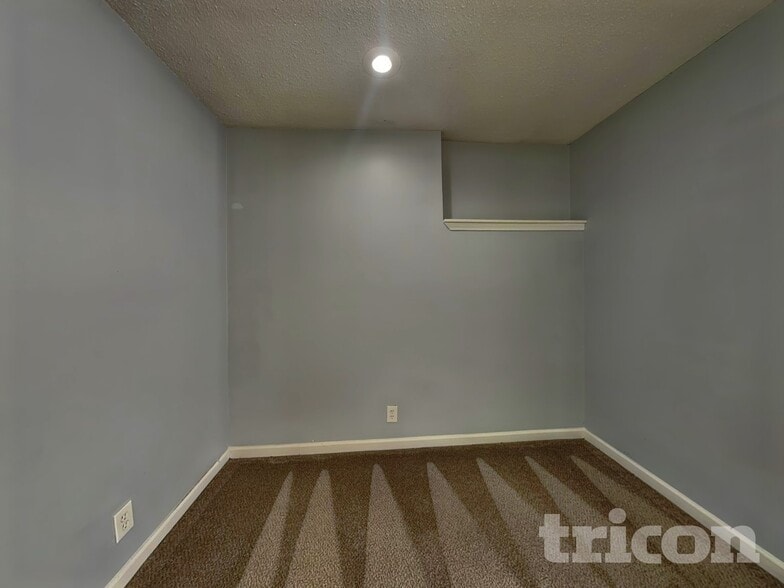 Building Photo - 245 Longview Dr