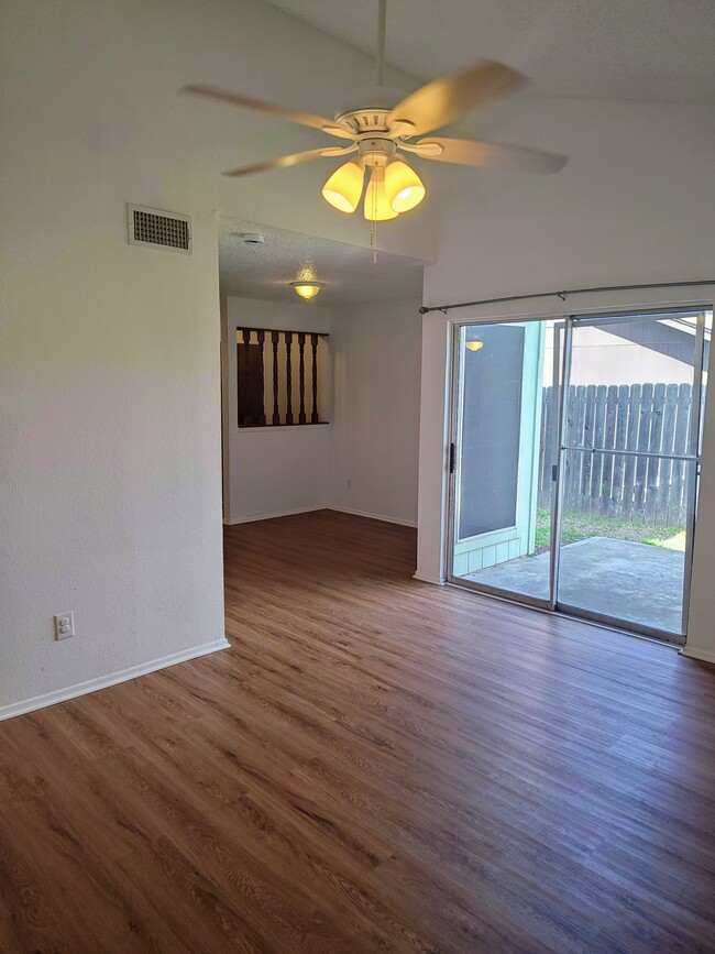 Building Photo - 1114 Royal Crest Dr