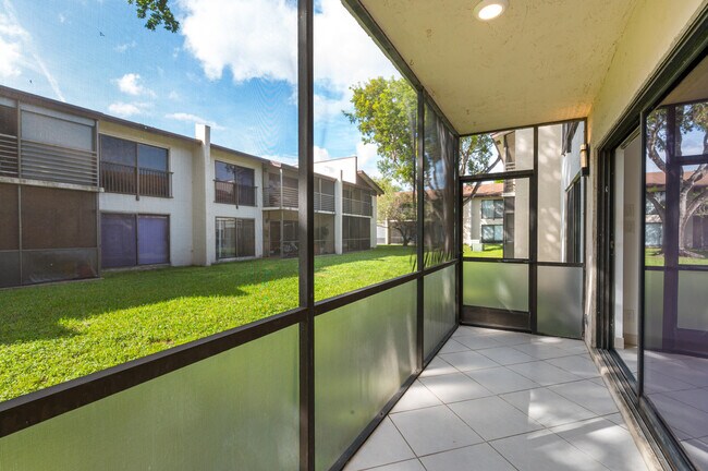 Building Photo - 153 W Laurel Dr