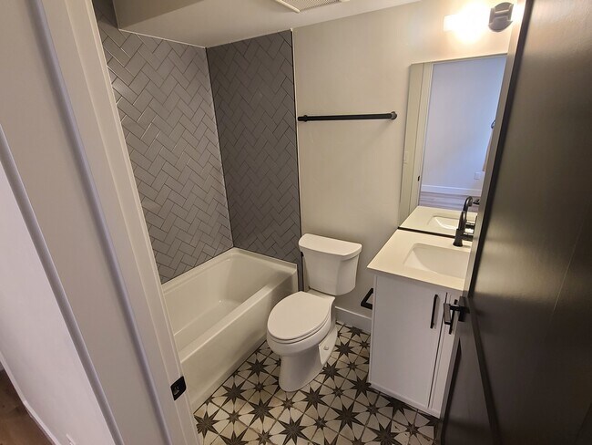 Lower Level Bath - 1095 25th St