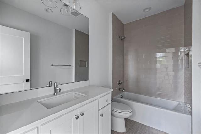 Building Photo - 9232 San Fernando Way