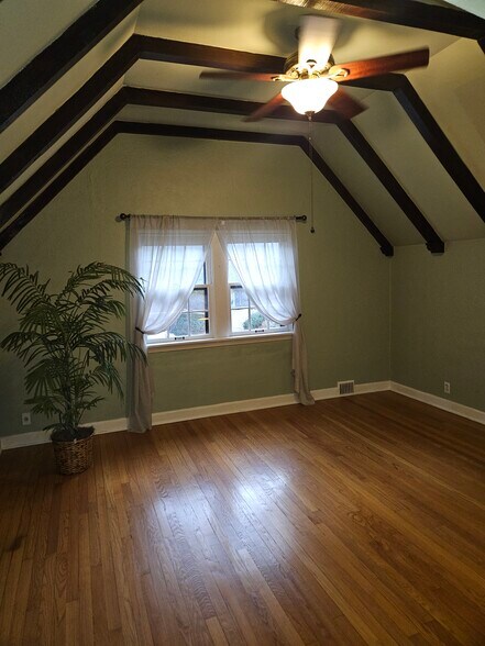 Building Photo - 6633 Milwaukee Ave