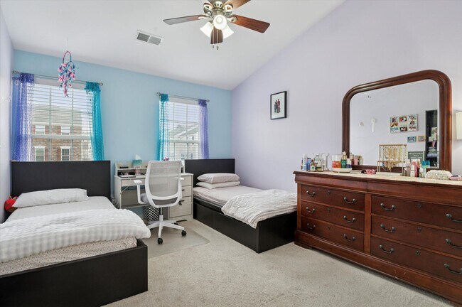 Building Photo - Stunning Town Home in Pike Creek