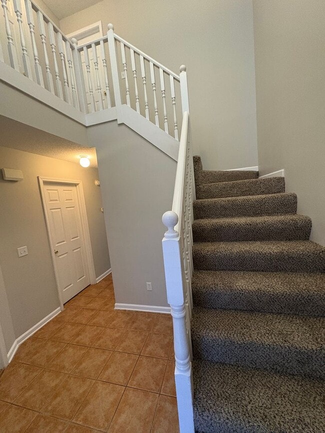 Building Photo - Dunwoody Townhomes!  NEW CARPET!!  PAINT!  NEW WASHER/DRYER