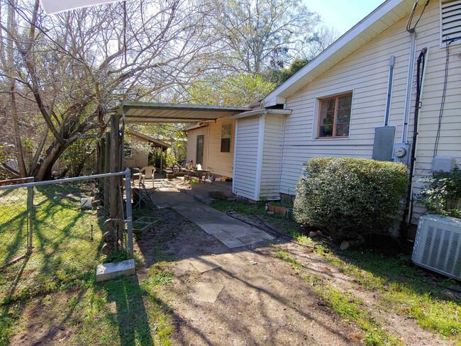 Building Photo - 1611 Pepper Dr