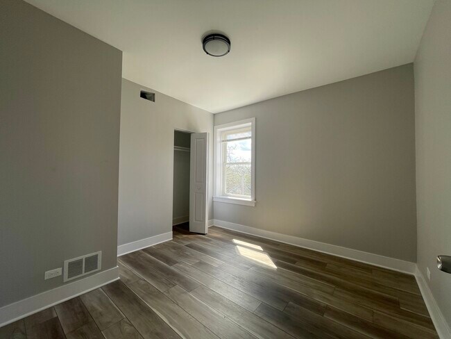 Building Photo - 722 N Austin Blvd