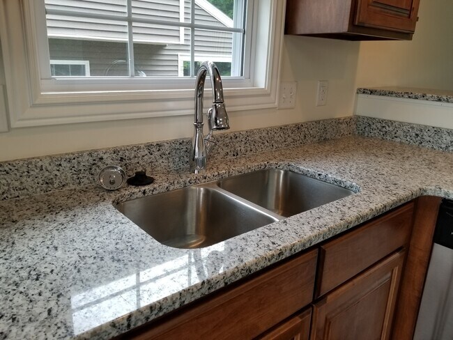 Building Photo - Beautiful and Modern 3 Bed 2.5 bath Home!