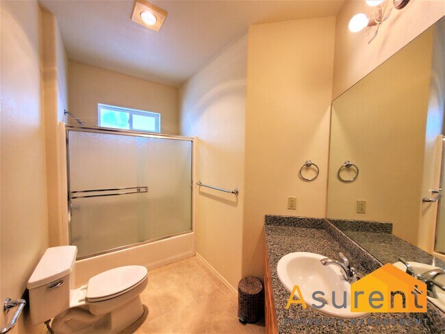 Building Photo - Great Home in Wonderful Neighborhood Avail...