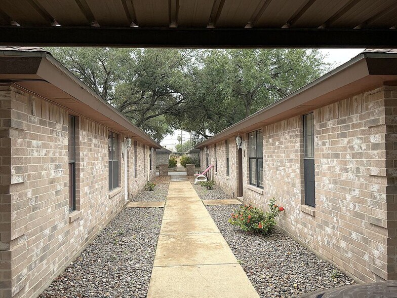 Building Photo - 716 Mynah Ave