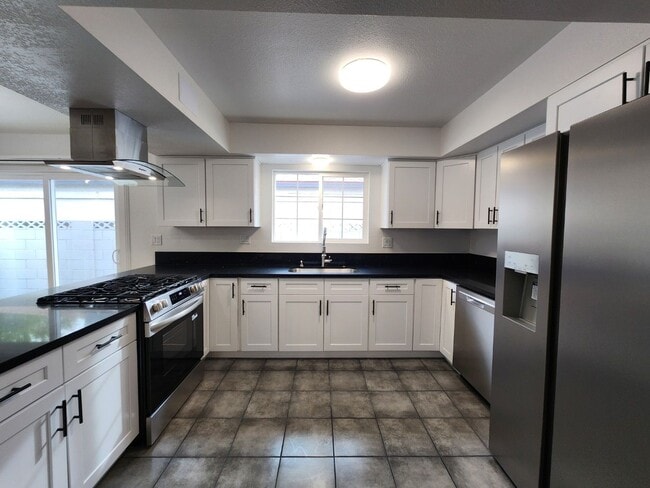 Building Photo - Renovated Beauty with a full-service Casita