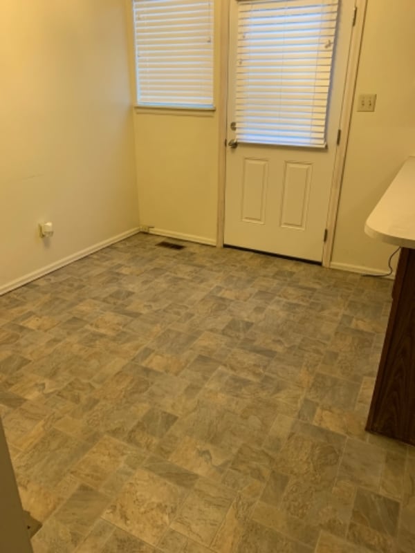 Building Photo - 755 River View Dr
