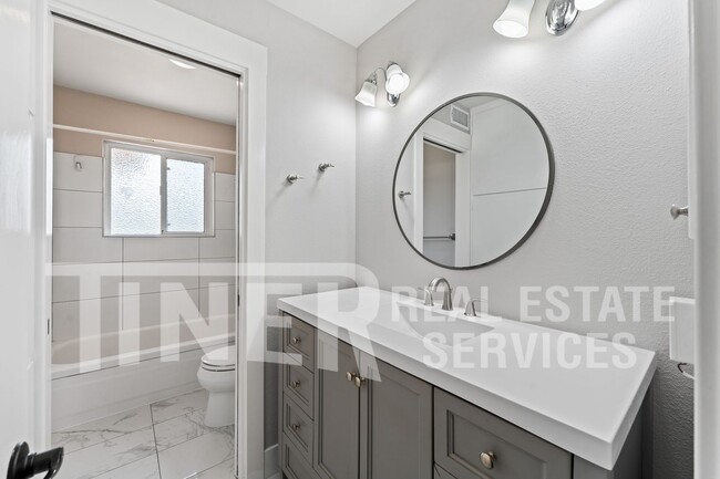 Building Photo - 6612 Modesto Dr