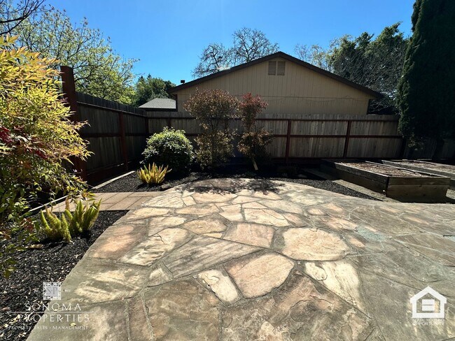 Building Photo - Spacious 4+BD/3BA Two-Story Home with Expansive Yard