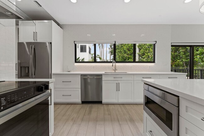 Building Photo - 1121 Bel Air Dr