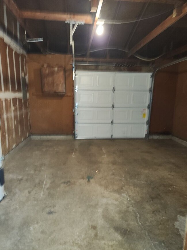 Building Photo - 3-bedroom 1 bath House