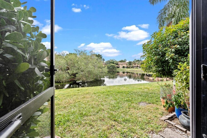 Building Photo - 3783 Carambola Cir N