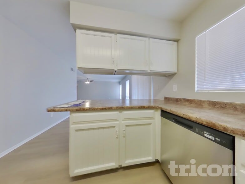 Building Photo - 955 W Santa Cruz Dr