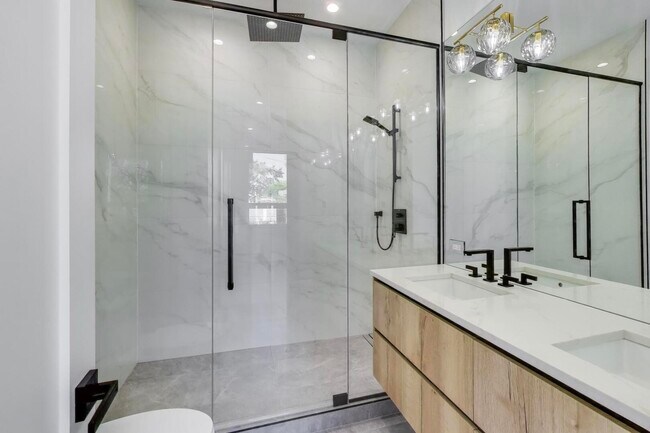 Building Photo - 2456 W Cortez St