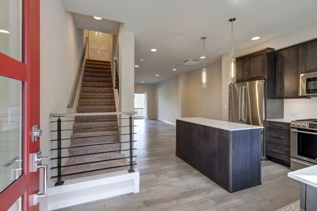 Building Photo - Immaculate and Spacious 2 Bedroom/1.75 Issaquah Townhome!