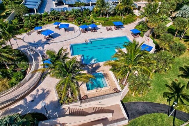 Building Photo - 3 Grove Isle Dr