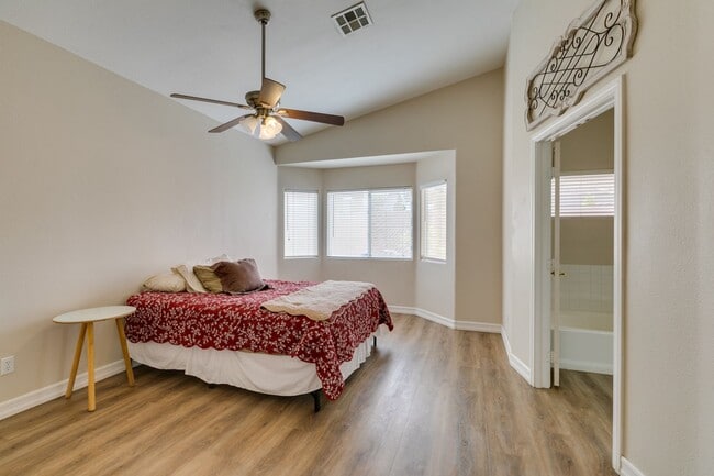 Building Photo - IMMACULATE & IMMEDIATE OCCUPANCY 3BEDROOM GREEN VALLEY BEAUTY!