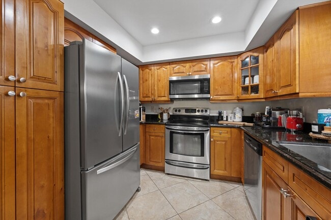 Building Photo - 404 Pine Tree Ct