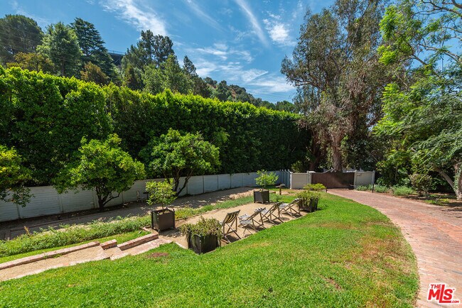 Building Photo - 9305 Hazen Dr