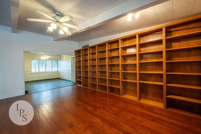 Building Photo - Fig Garden area Large Home, 4BR/3BA, Pool - Lots of Amenities!