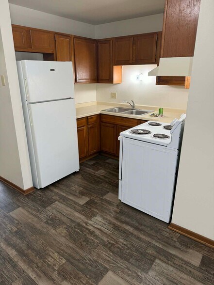 Building Photo - 700 Meadow Ln