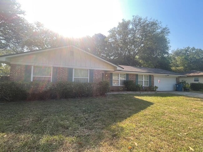 Building Photo - Spacious Living, Modern Updates & Fully Fenced Yard