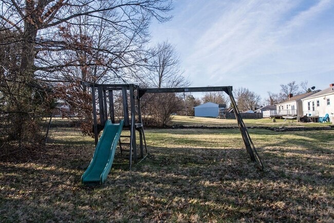 Building Photo - PRICE HILL-NICE 3 BEDROOM 1 BATH RANCH with